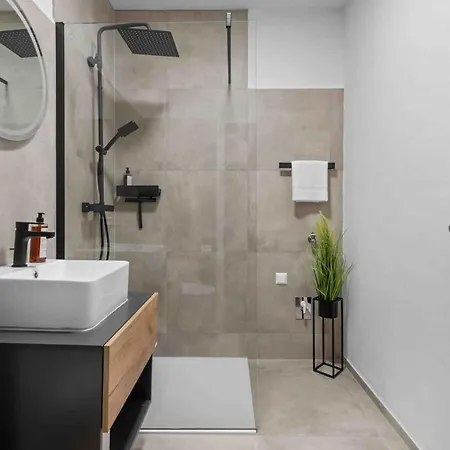 Bernhards Kossgasse - Gratis Parken, Klimaanlage & Balkon *